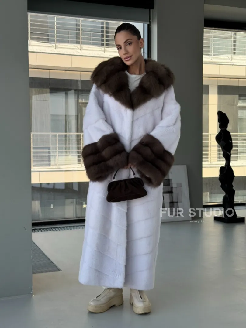 Белая норковая шуба с отделкой из куницы на рукавах и капюшоне - фото 14