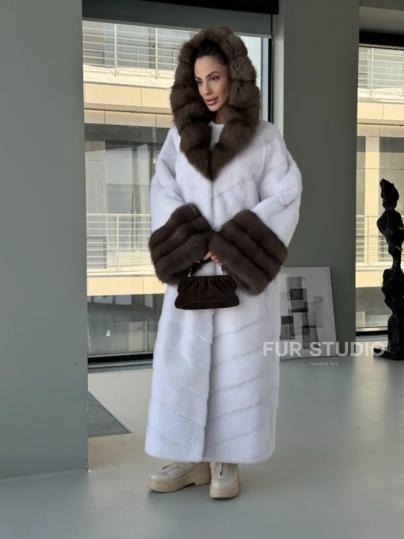 Белая норковая шуба с отделкой из куницы на рукавах и капюшоне - фото 11