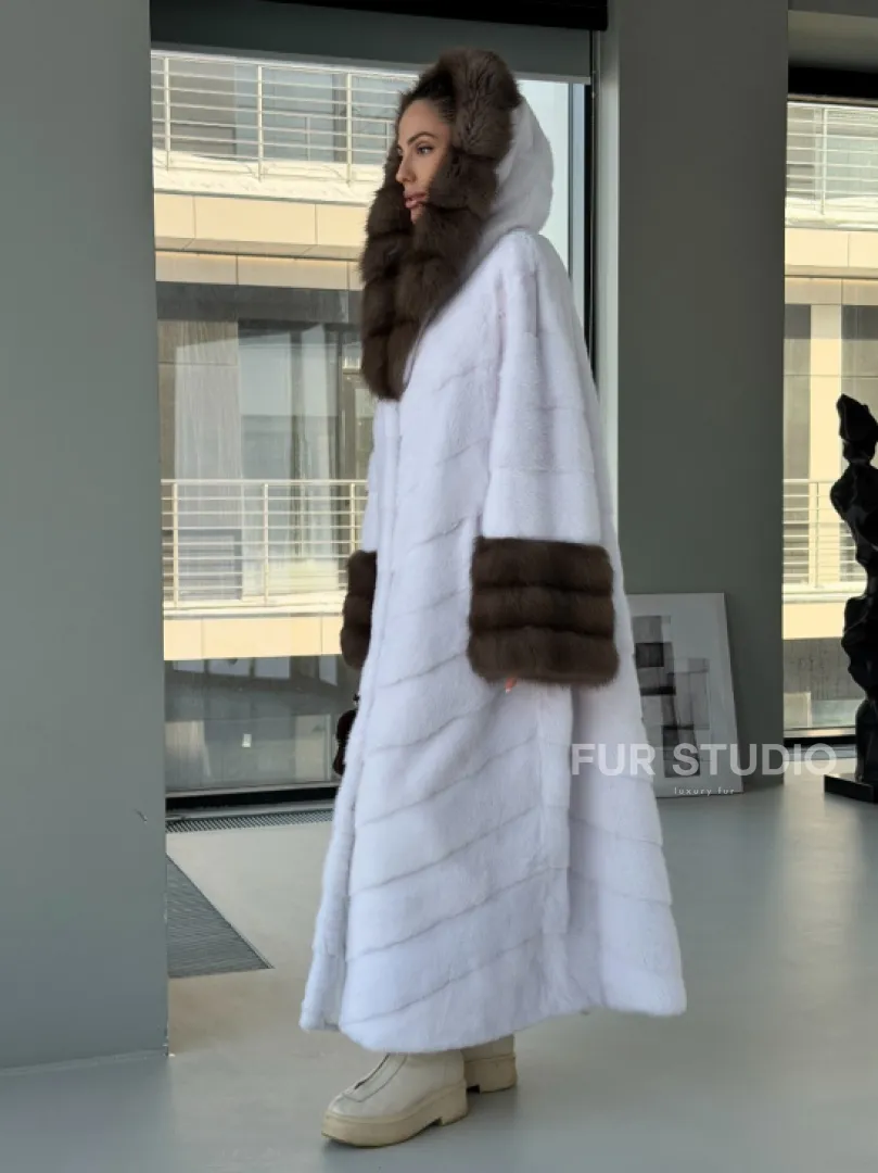 Белая норковая шуба с отделкой из куницы на рукавах и капюшоне - фото 10