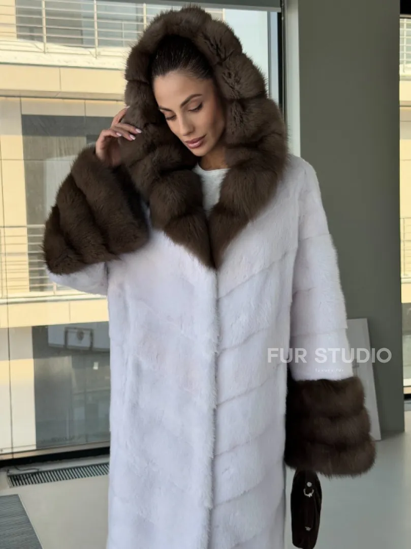 Белая норковая шуба с отделкой из куницы на рукавах и капюшоне - фото 6
