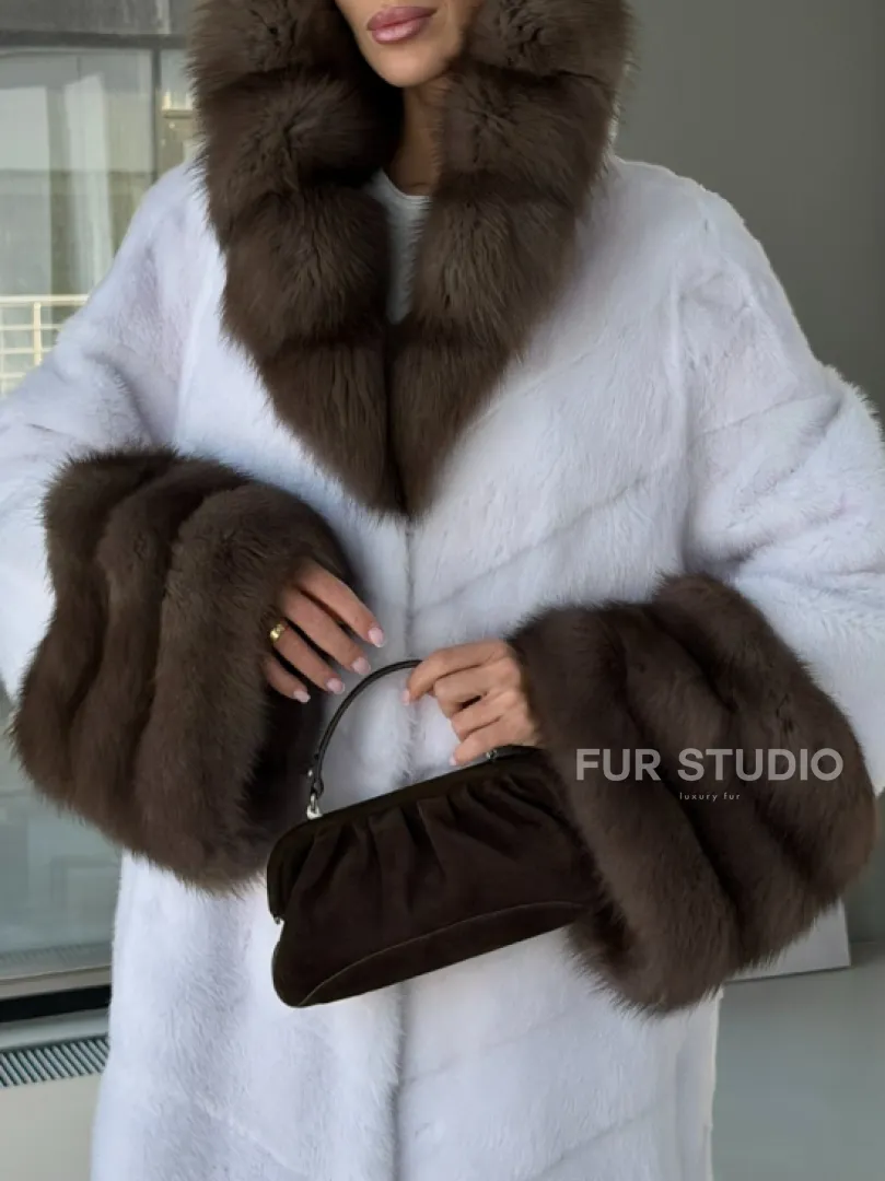Белая норковая шуба с отделкой из куницы на рукавах и капюшоне - фото 1