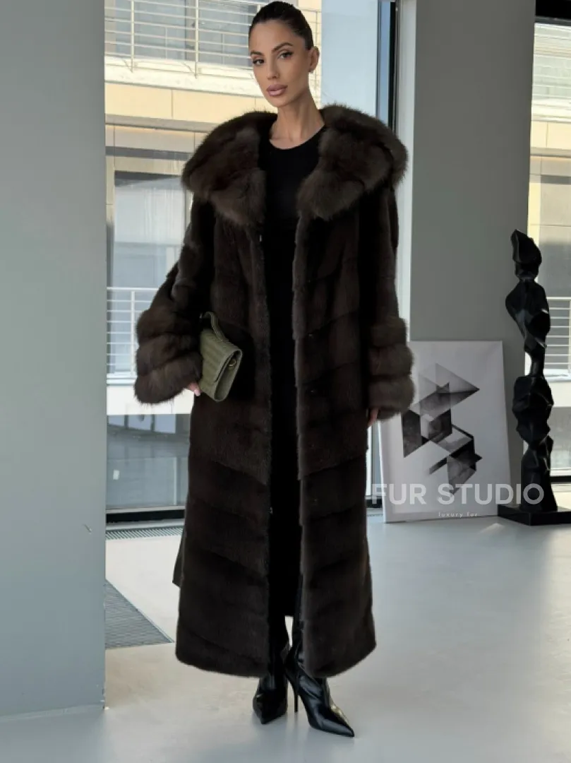 Норковая шуба с отделкой из куницы на рукавах и капюшоне - фото 6