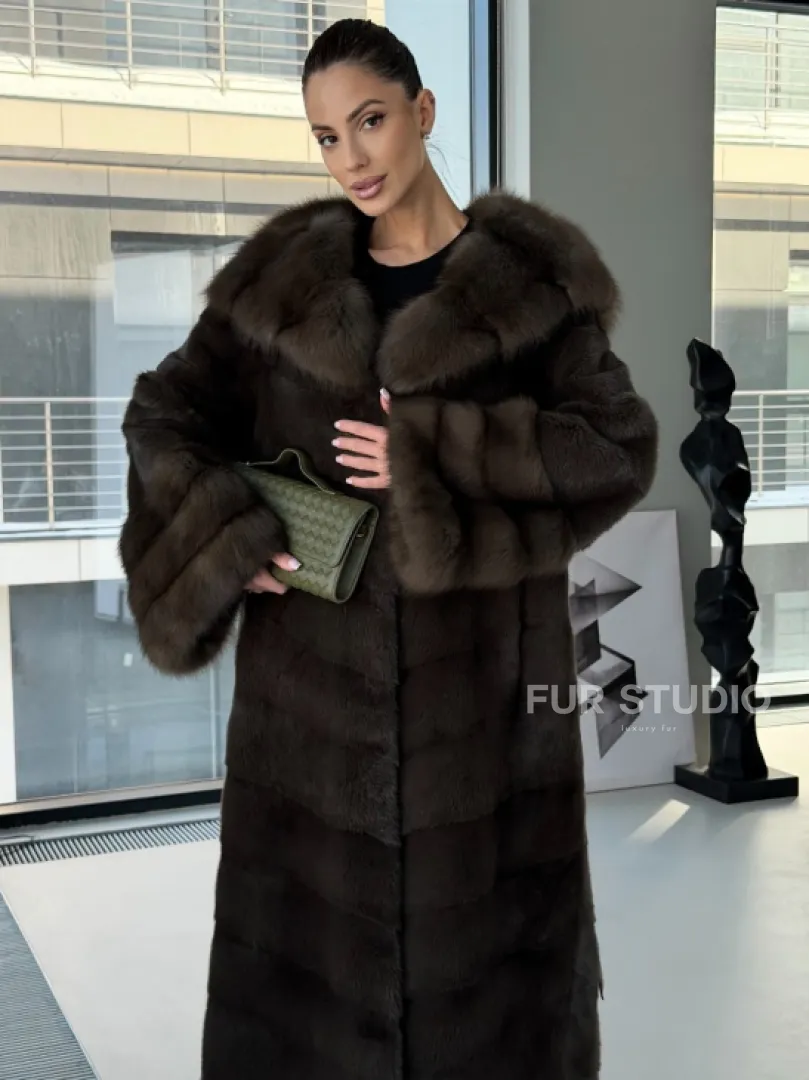 Норковая шуба с отделкой из куницы на рукавах и капюшоне - фото 9