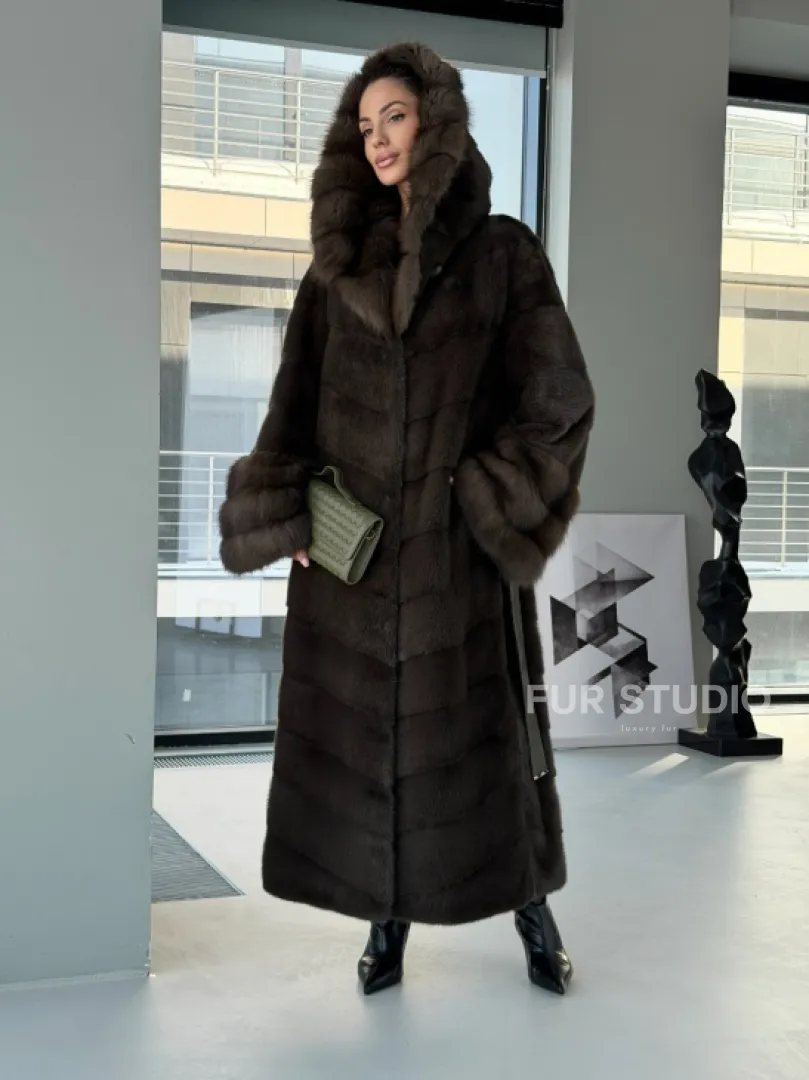 Норковая шуба с отделкой из куницы на рукавах и капюшоне - фото 12