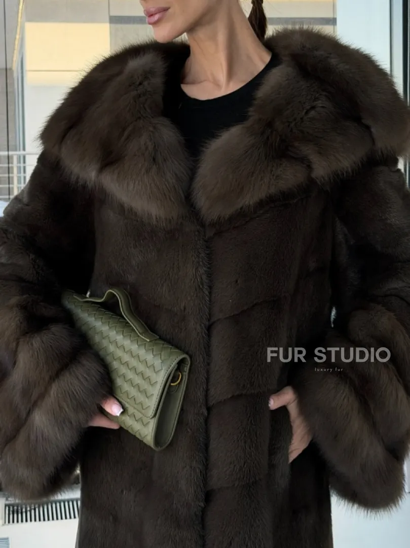 Норковая шуба с отделкой из куницы на рукавах и капюшоне - фото 1