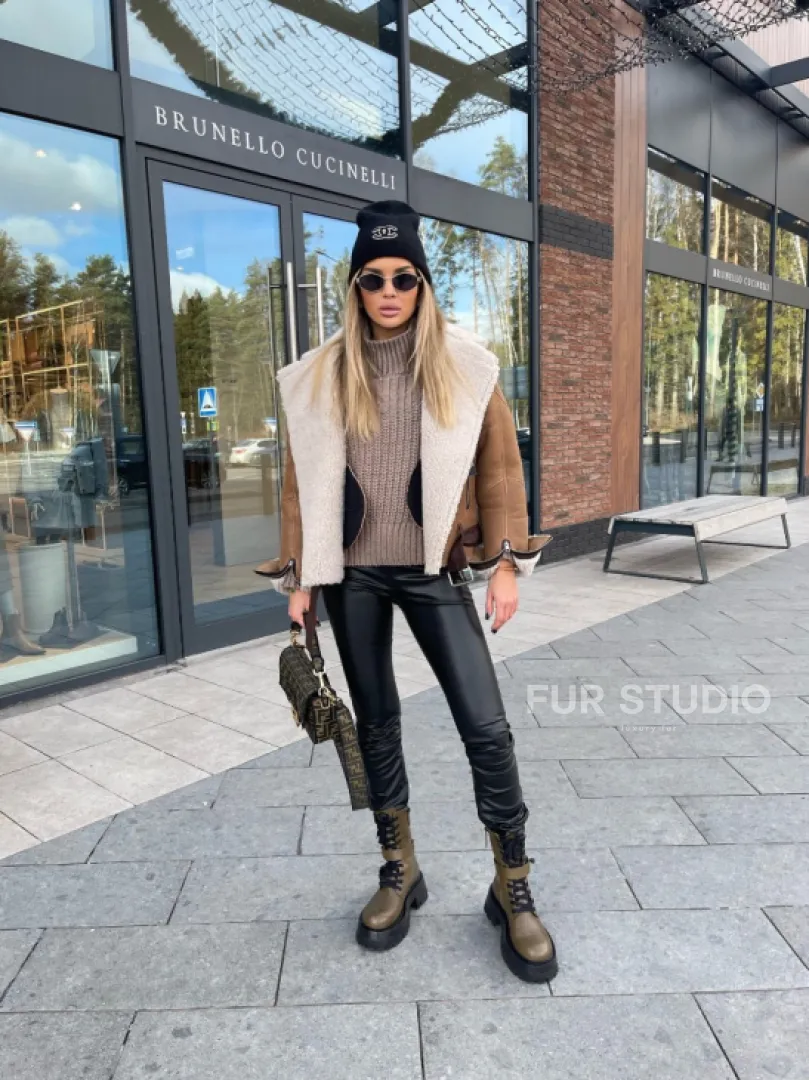 Дубленка - бомбер со спущенным плечом из натуральной овчины - фото 4