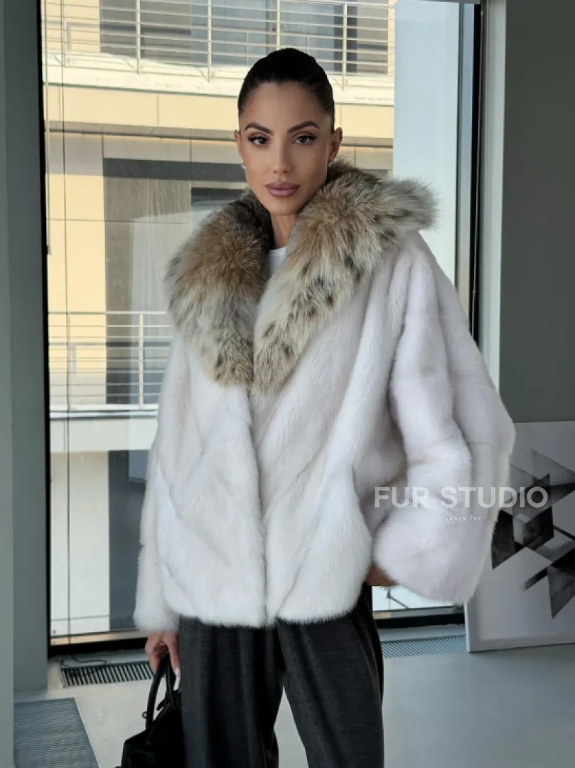 Белое норковое пончо-шуба с капюшоном из рыси - фото 12