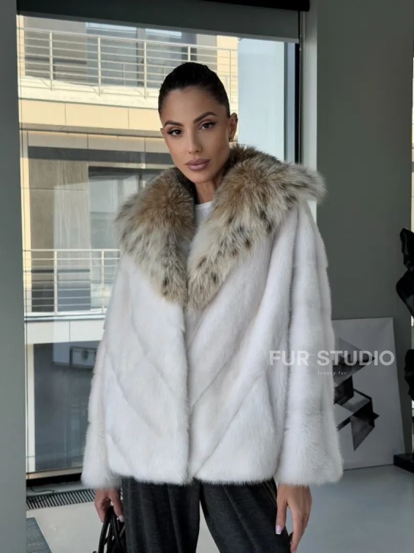 Белое норковое пончо-шуба с капюшоном из рыси - фото 19