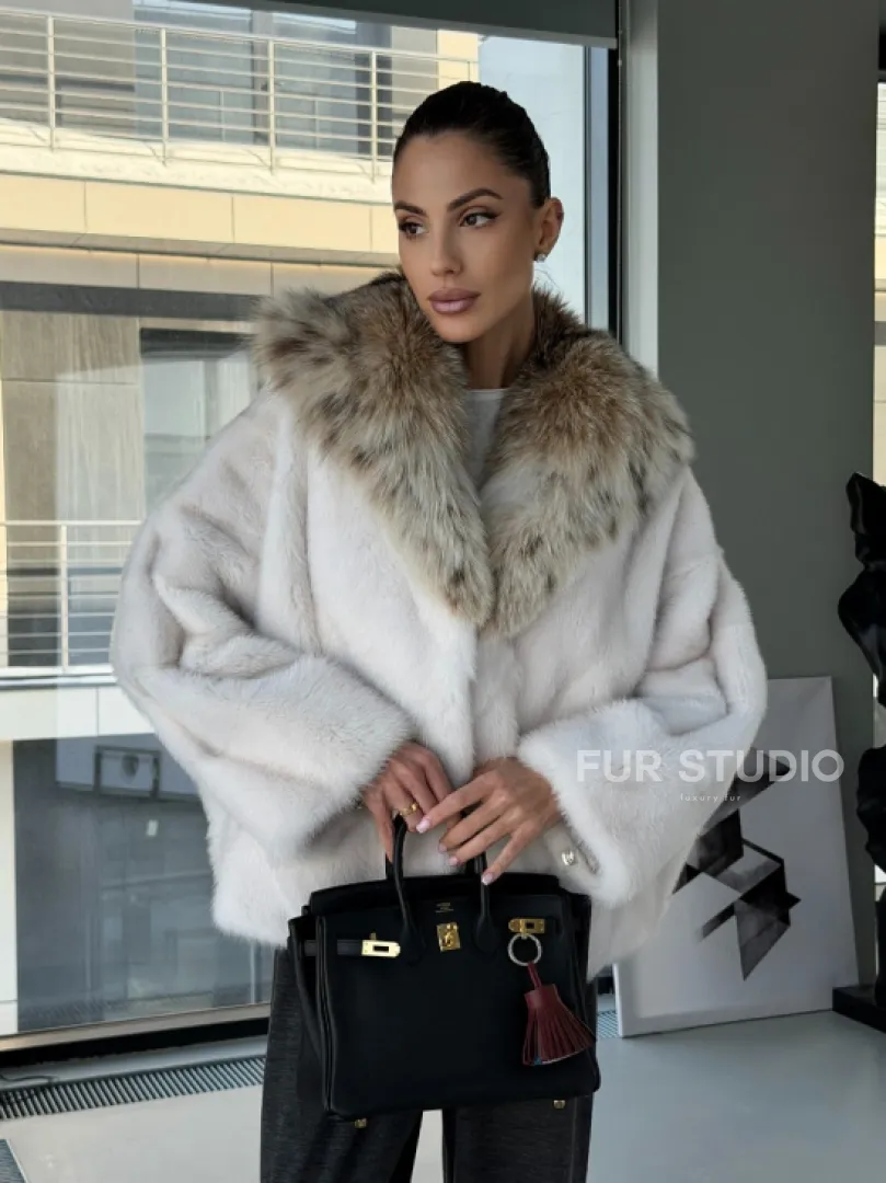 Белое норковое пончо-шуба с капюшоном из рыси - фото 9