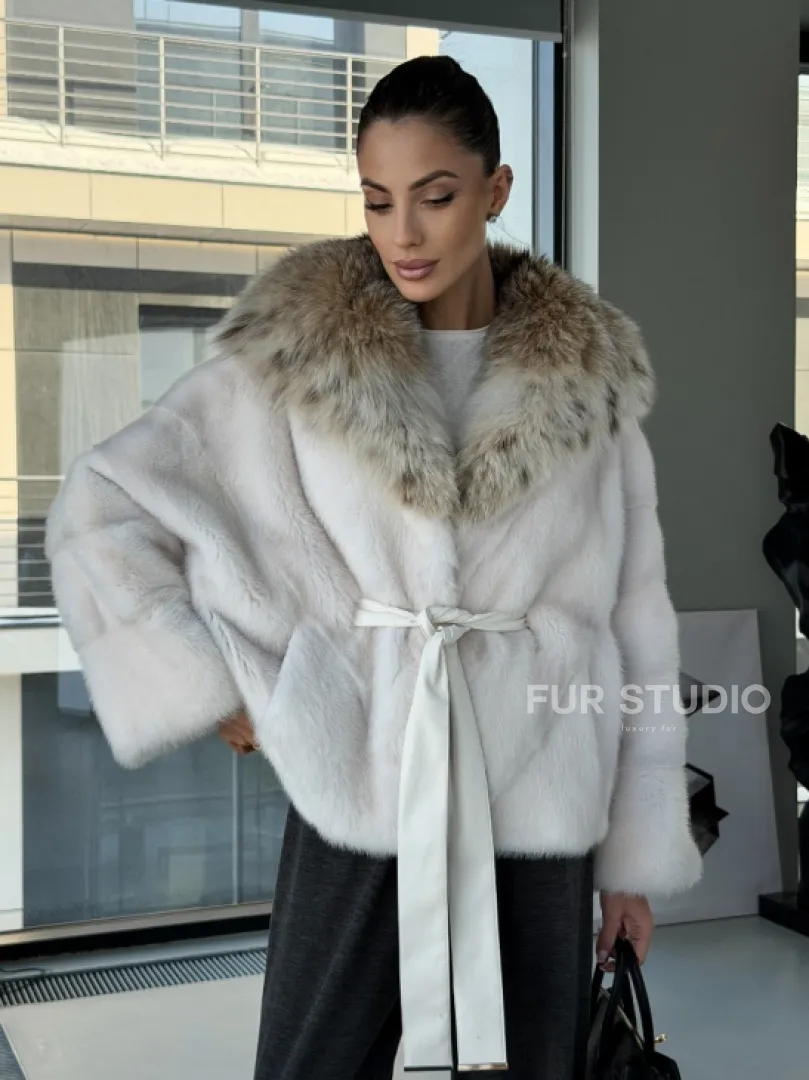 Белое норковое пончо-шуба с капюшоном из рыси - фото 7