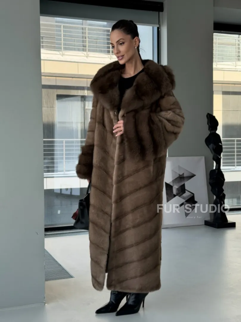 Длинная норковая шуба с отделкой из куницы на рукавах и капюшоне - фото 14