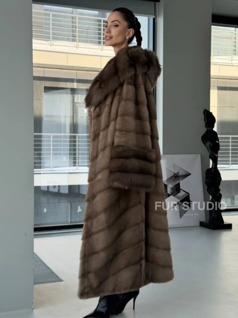 Длинная норковая шуба с отделкой из куницы на рукавах и капюшоне - фото 5