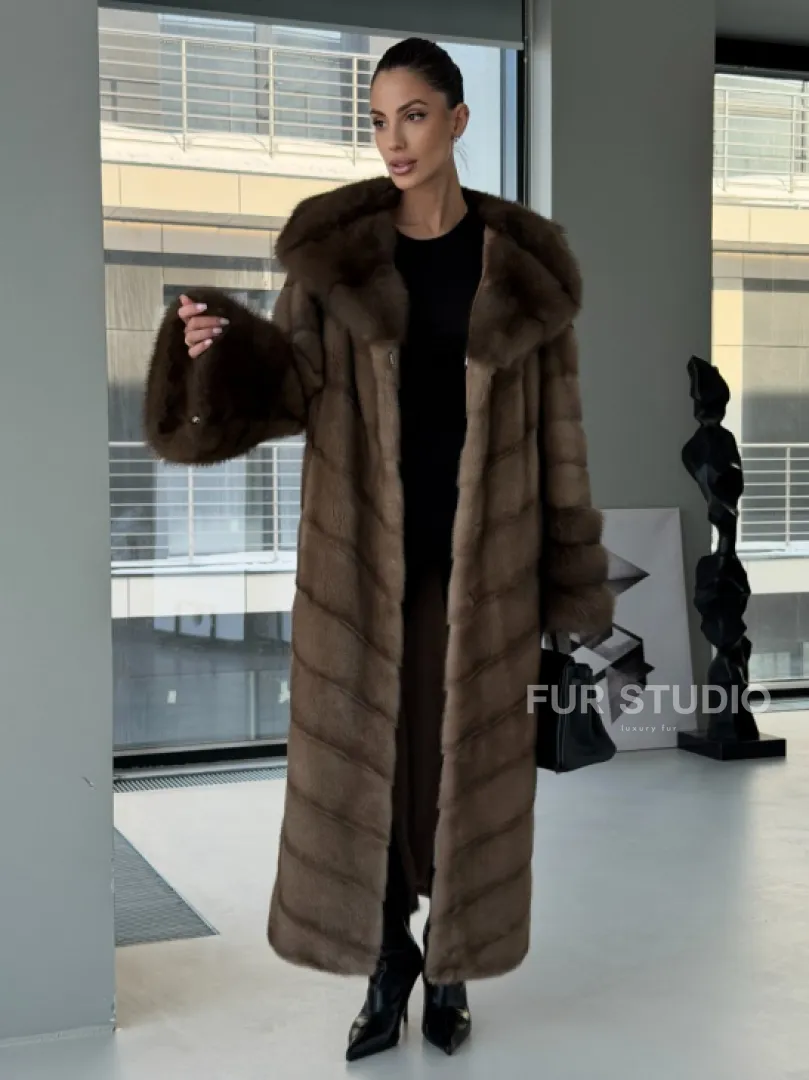 Длинная норковая шуба с отделкой из куницы на рукавах и капюшоне - фото 0