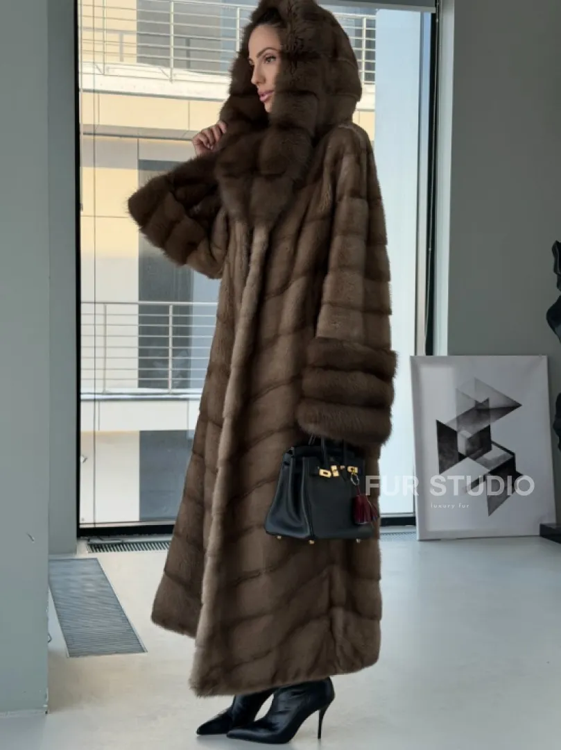 Длинная норковая шуба с отделкой из куницы на рукавах и капюшоне - фото 4