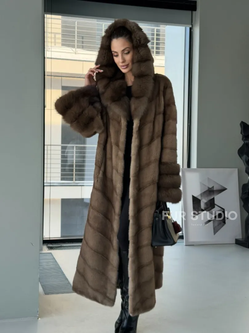 Длинная норковая шуба с отделкой из куницы на рукавах и капюшоне - фото 13