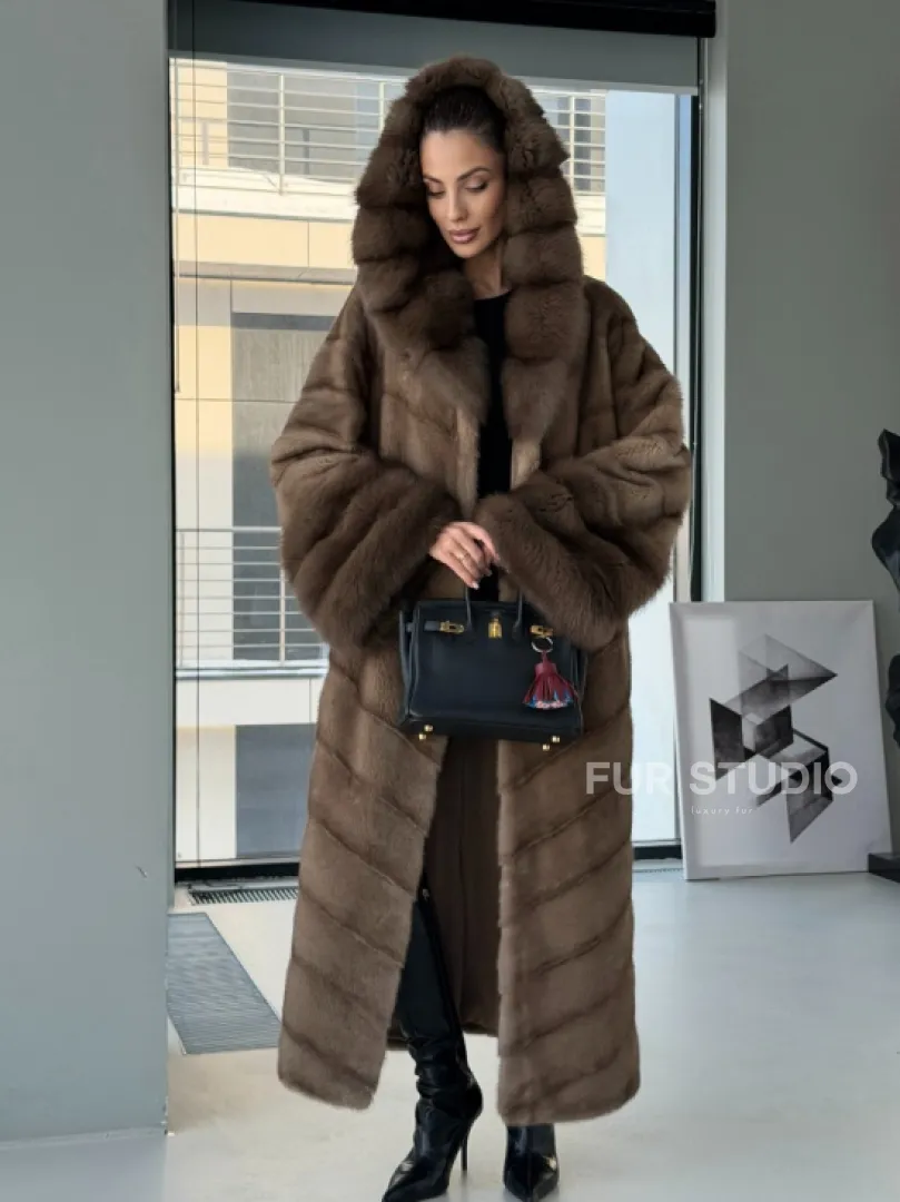 Длинная норковая шуба с отделкой из куницы на рукавах и капюшоне - фото 8