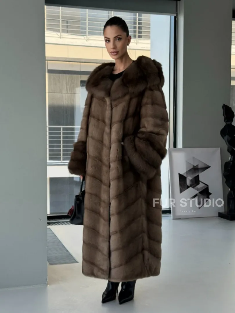 Длинная норковая шуба с отделкой из куницы на рукавах и капюшоне - фото 12