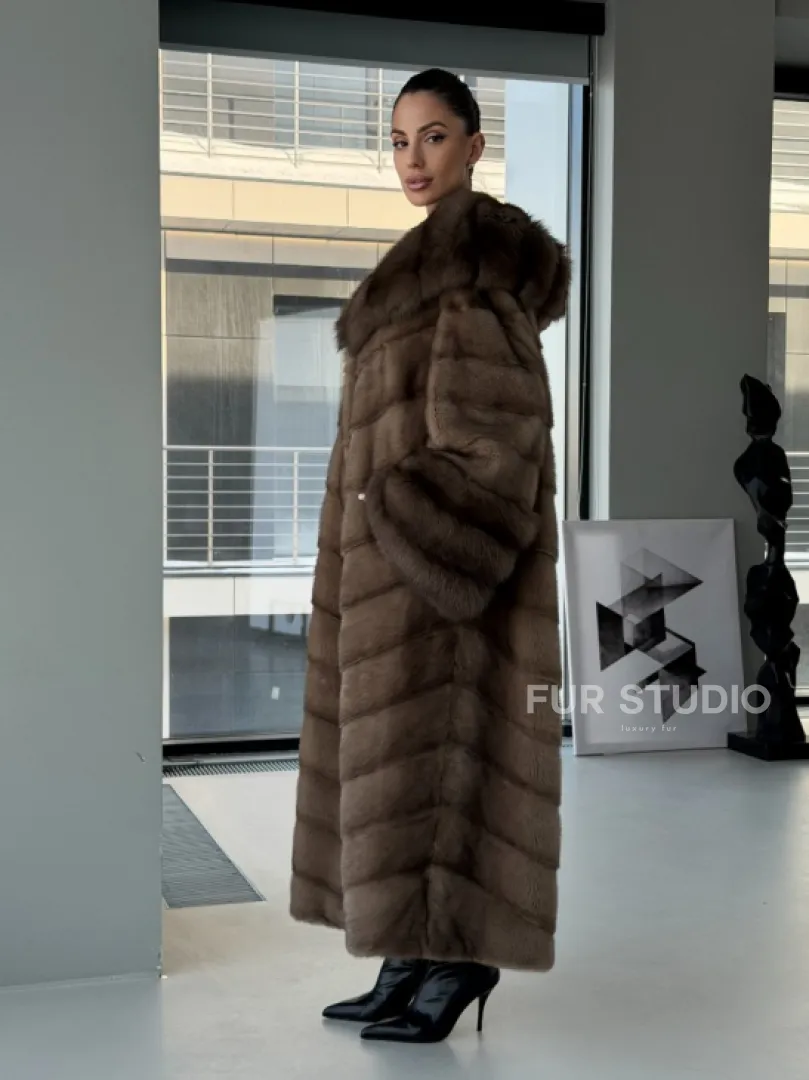 Длинная норковая шуба с отделкой из куницы на рукавах и капюшоне - фото 9