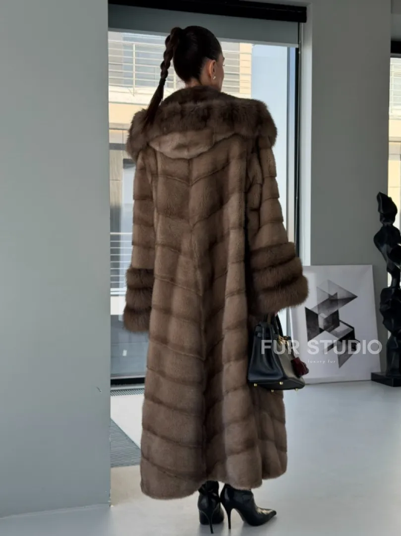 Длинная норковая шуба с отделкой из куницы на рукавах и капюшоне - фото 11