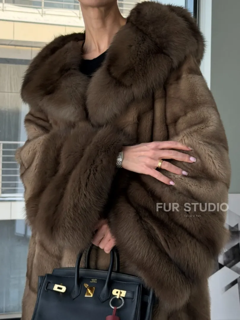 Длинная норковая шуба с отделкой из куницы на рукавах и капюшоне - фото 3