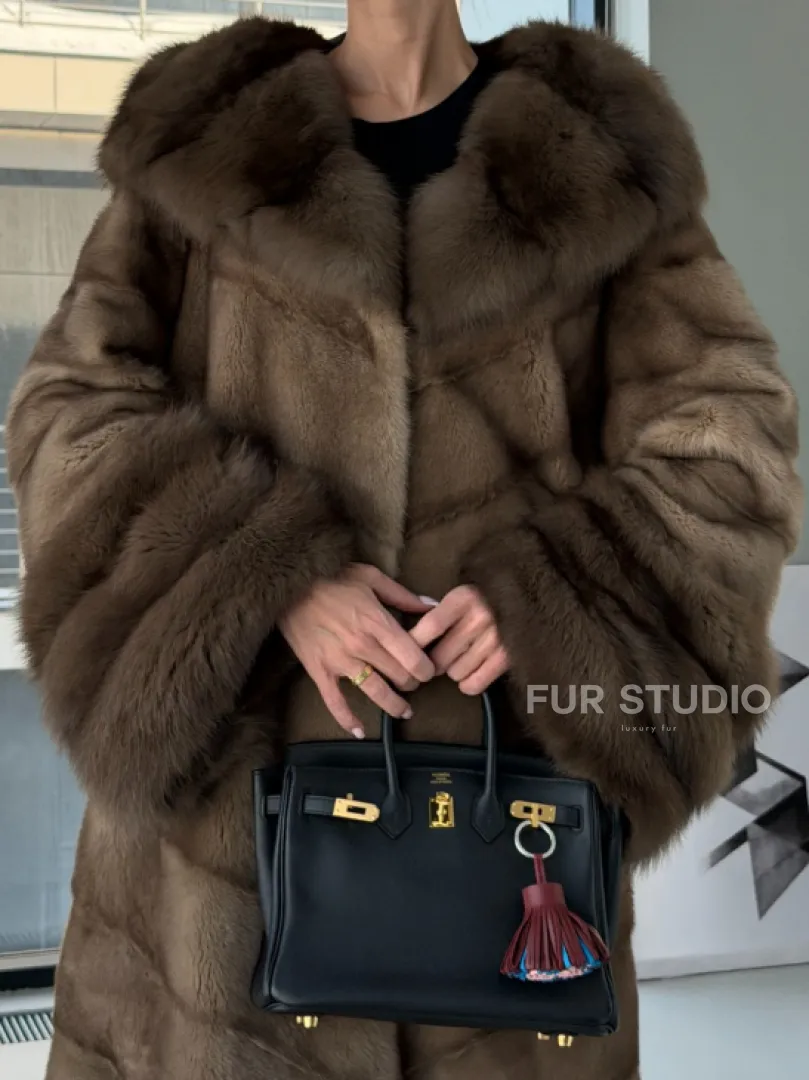 Длинная норковая шуба с отделкой из куницы на рукавах и капюшоне - фото 2