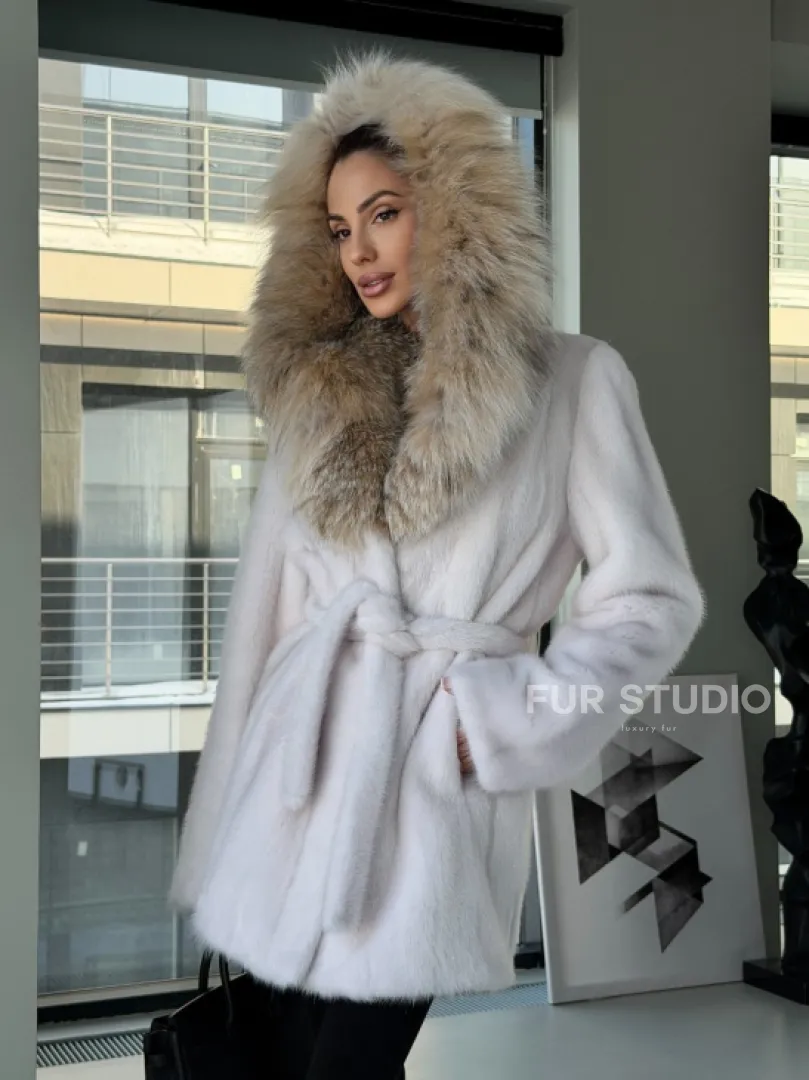 Белая шуба с капюшоном из рыси - фото 12