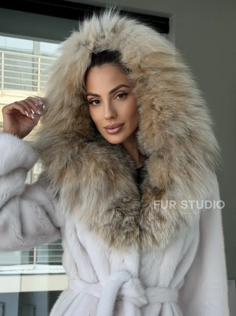 Белая шуба с капюшоном из рыси - фото 11