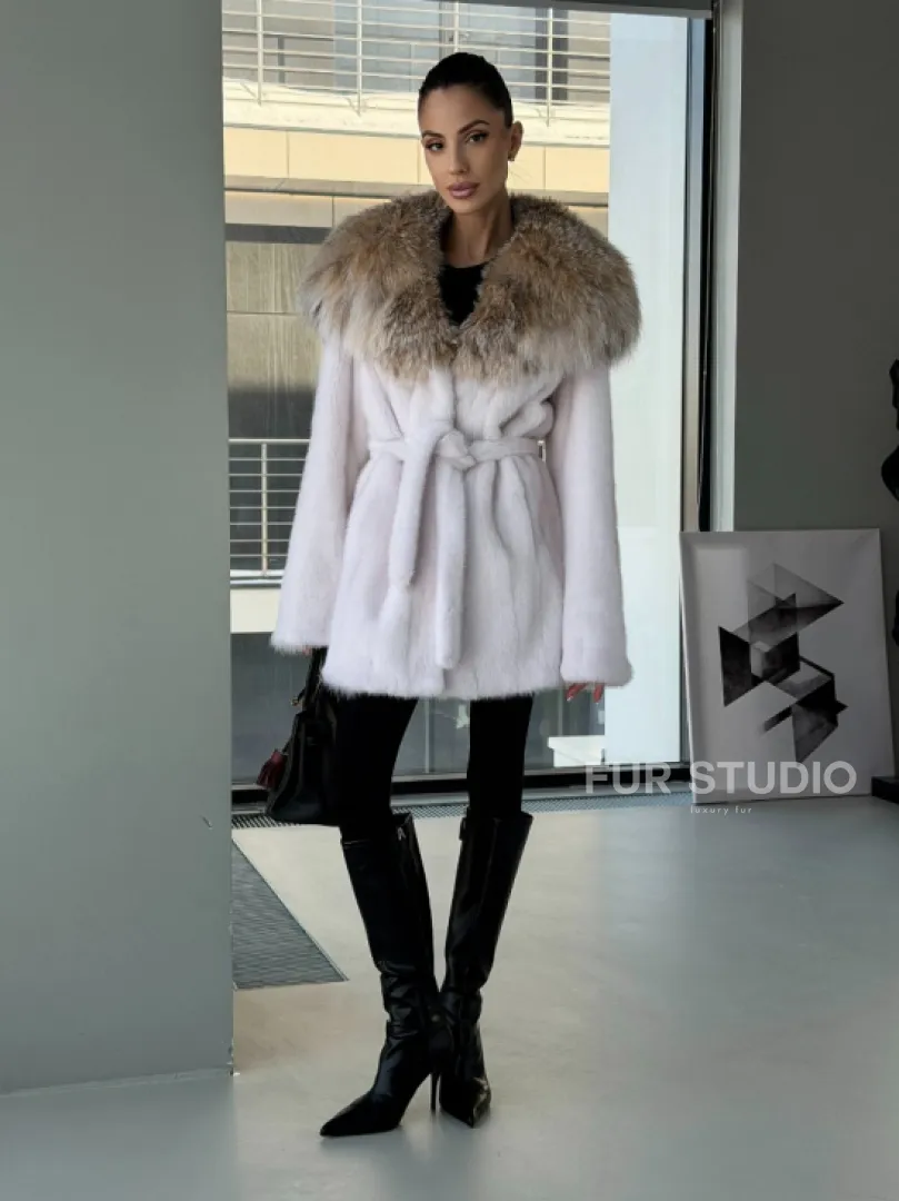 Белая шуба с капюшоном из рыси - фото 9