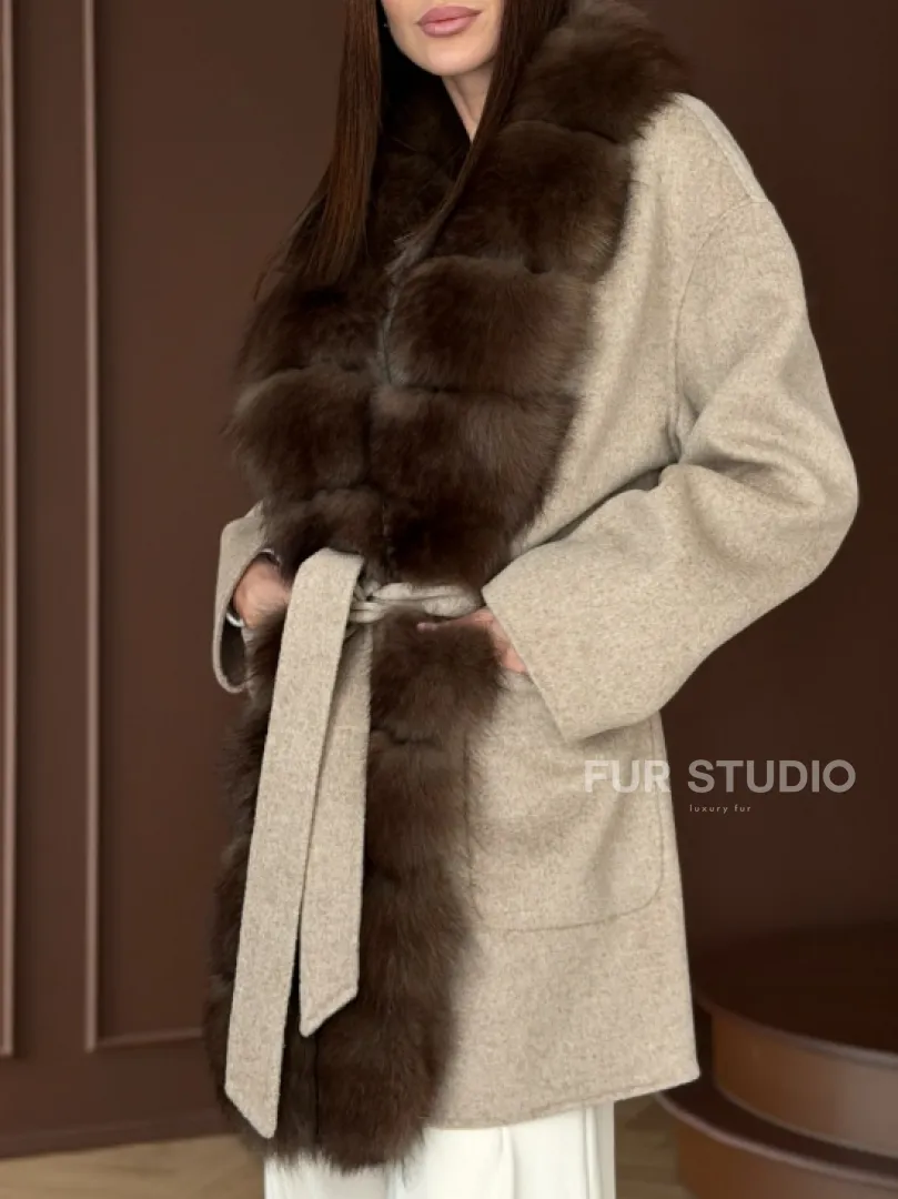 Пальто с отделкой из меха песца - фото 2