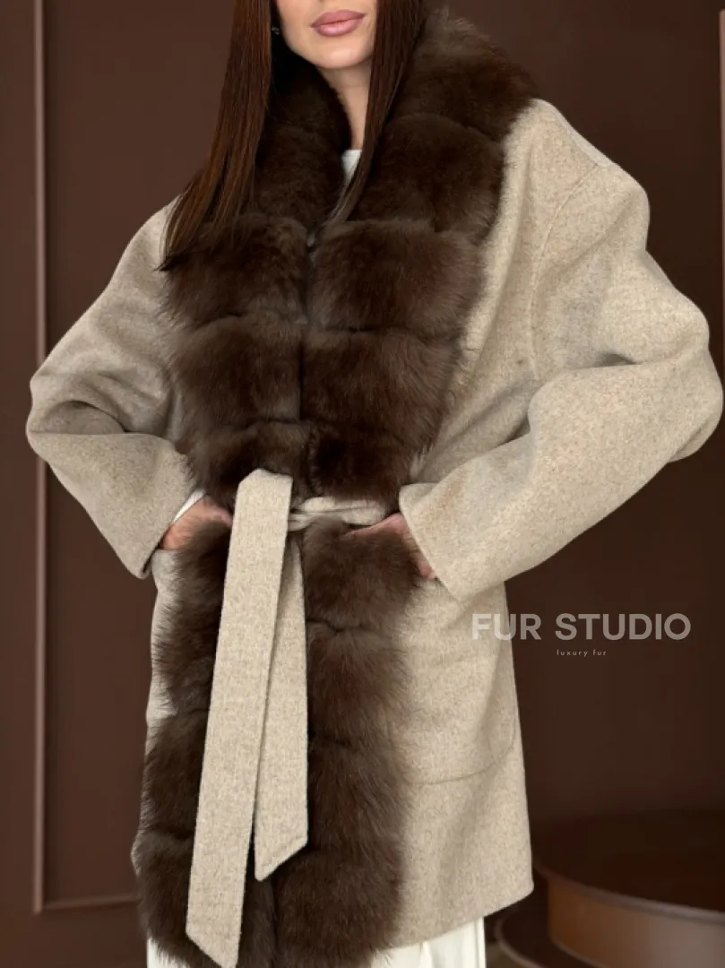 Пальто с отделкой из меха песца - фото 1