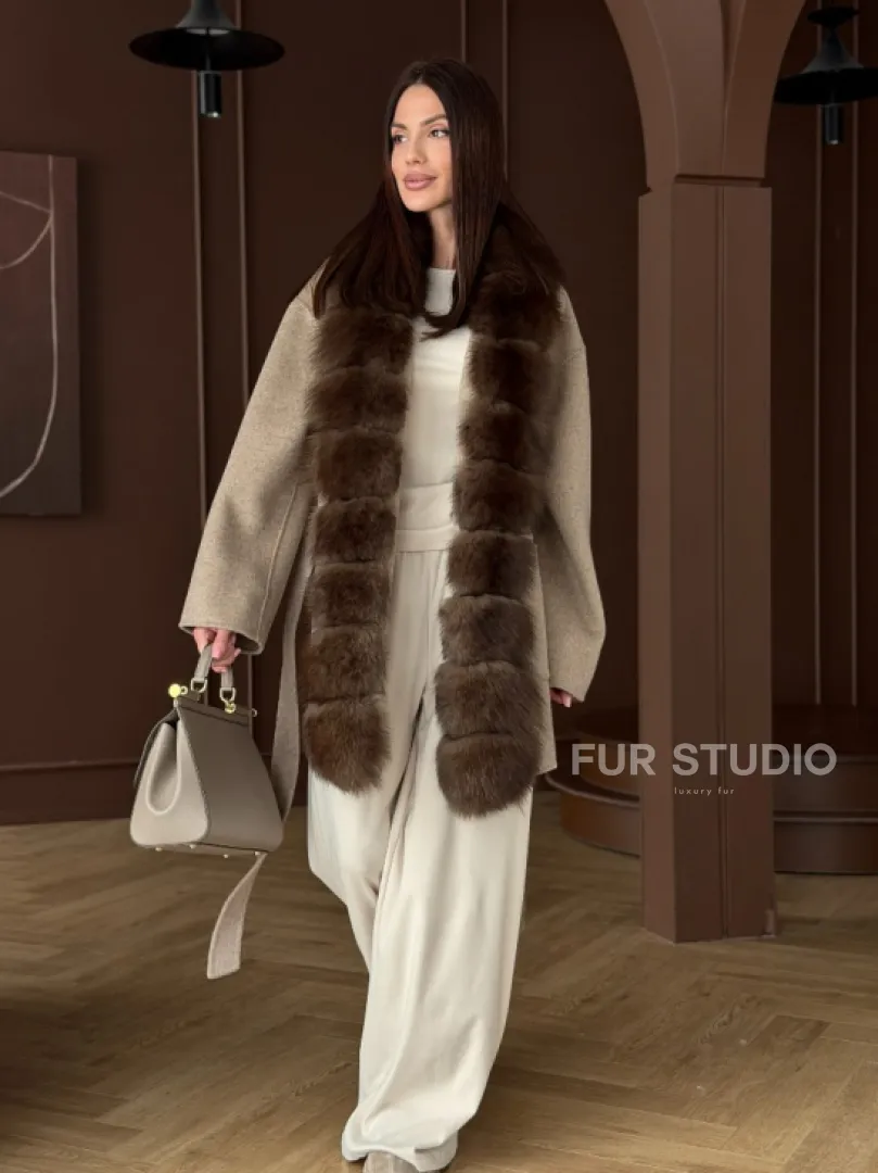 Пальто с отделкой из меха песца - фото 8