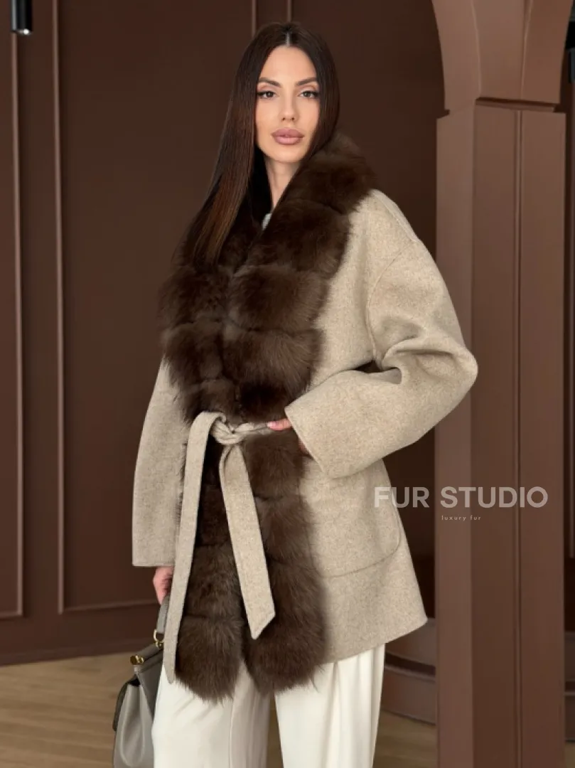 Пальто с отделкой из меха песца - фото 9