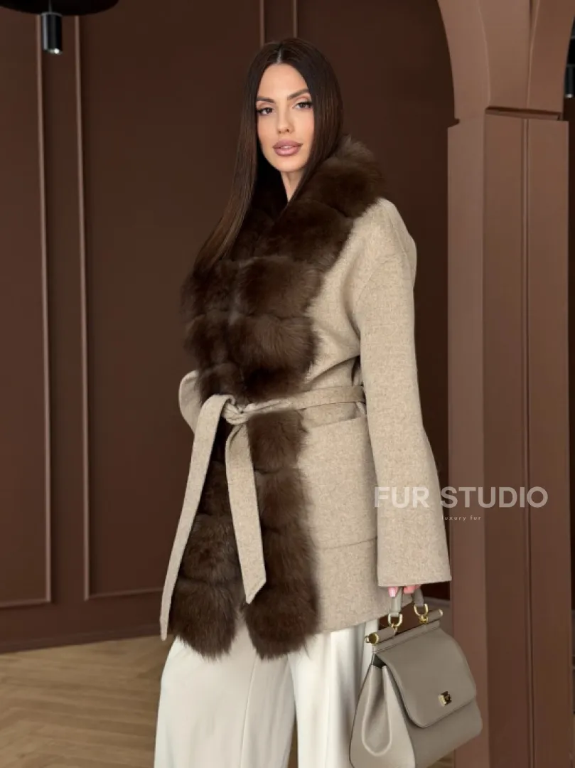 Пальто с отделкой из меха песца - фото 12