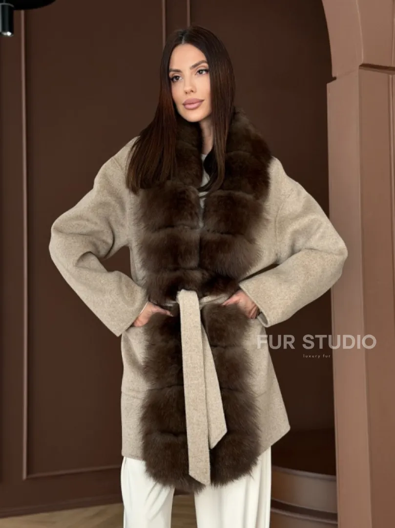 Пальто с отделкой из меха песца - фото 13