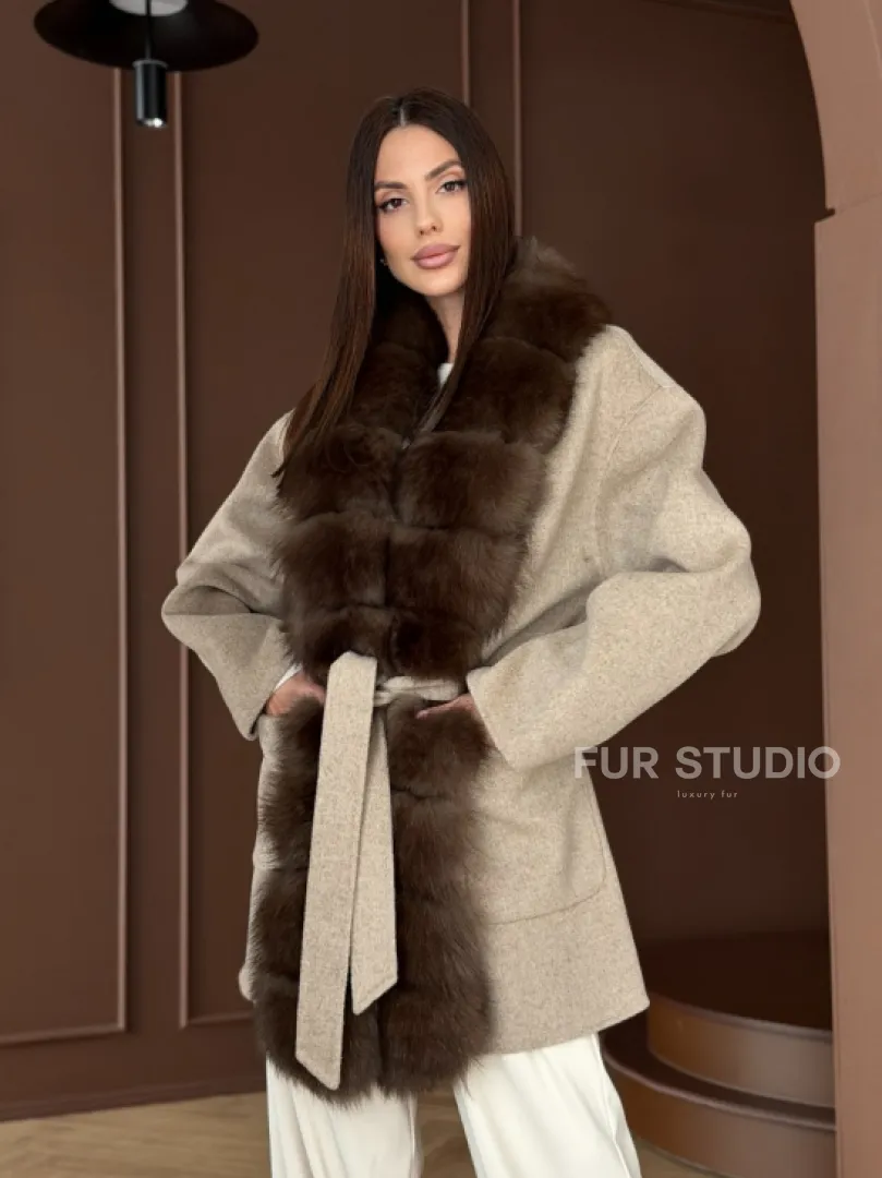 Пальто с отделкой из меха песца - фото 15