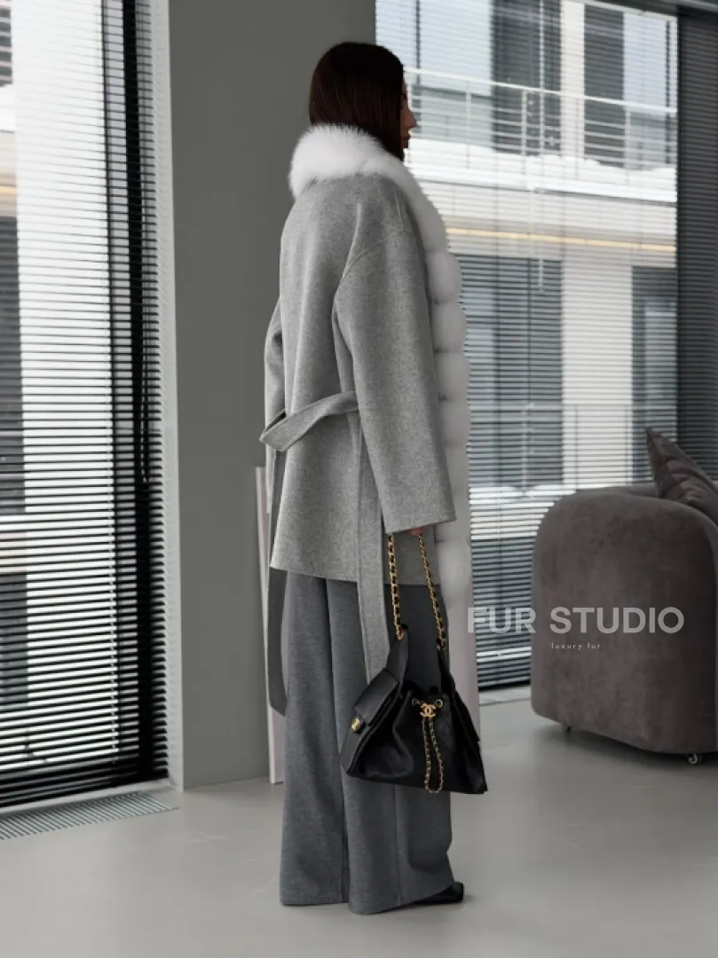 Серое пальто с меховым воротником - фото 12