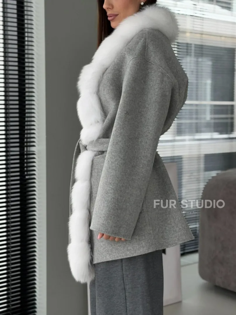 Серое пальто с меховым воротником - фото 7