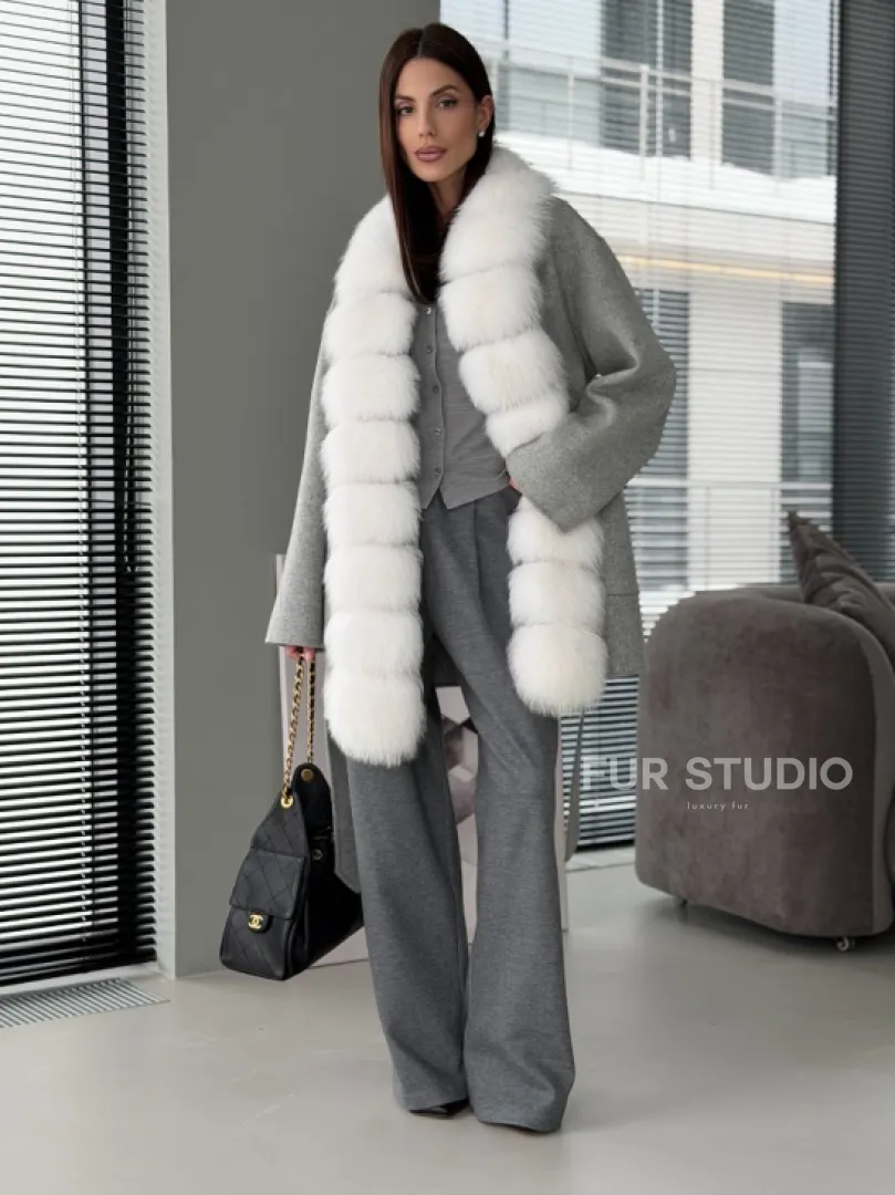 Серое пальто с меховым воротником - фото 9