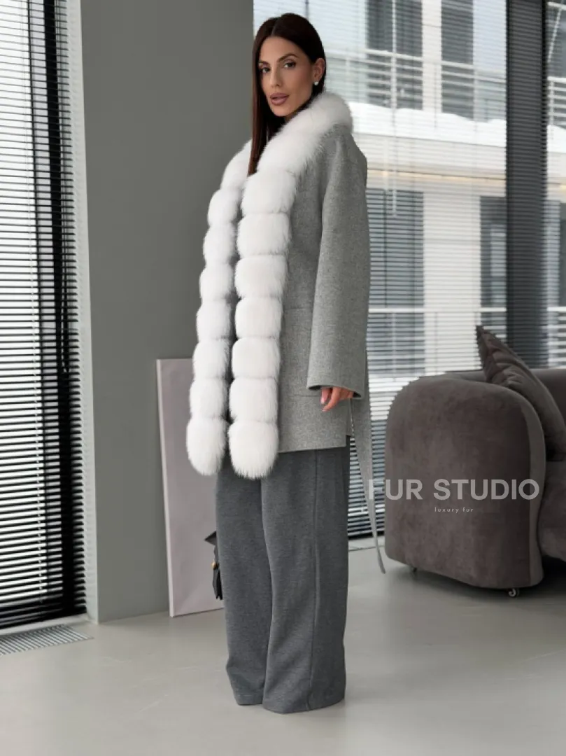 Серое пальто с меховым воротником - фото 8