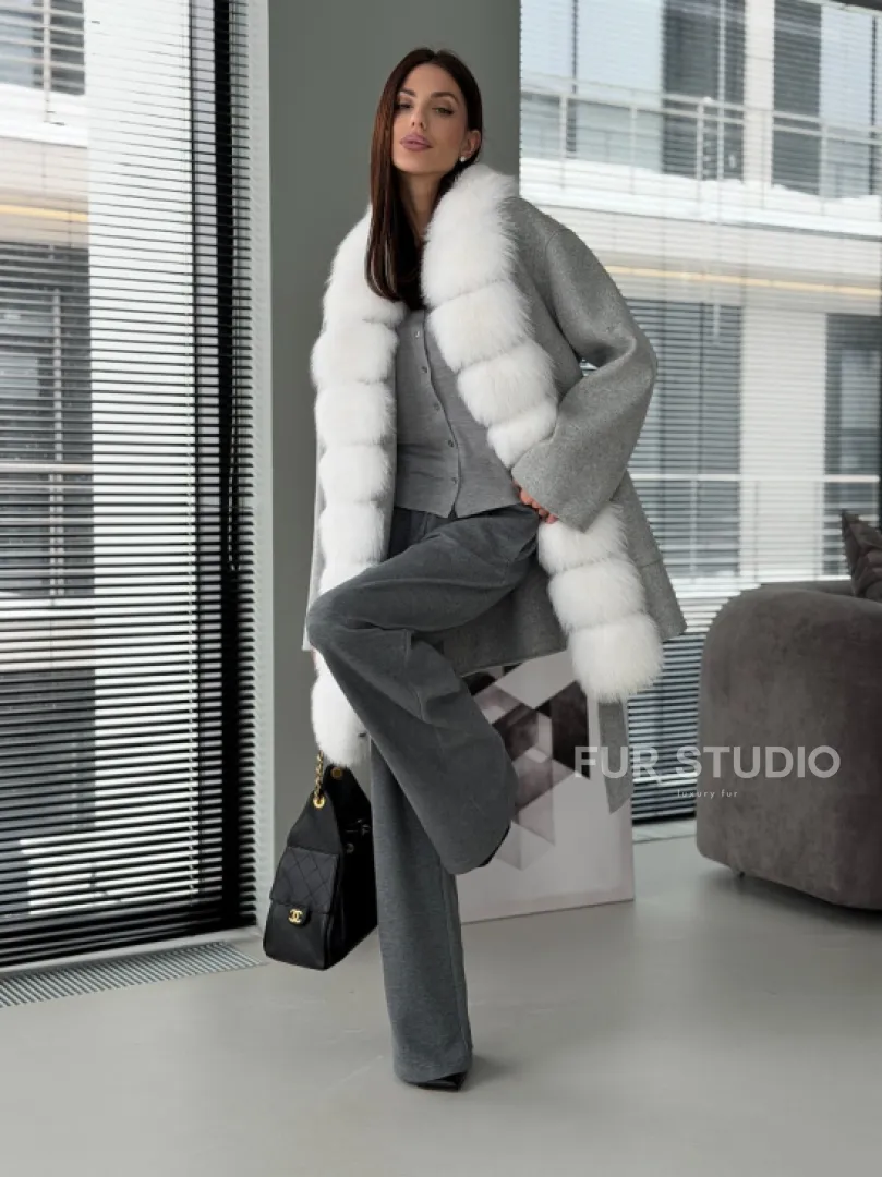 Серое пальто с меховым воротником - фото 15