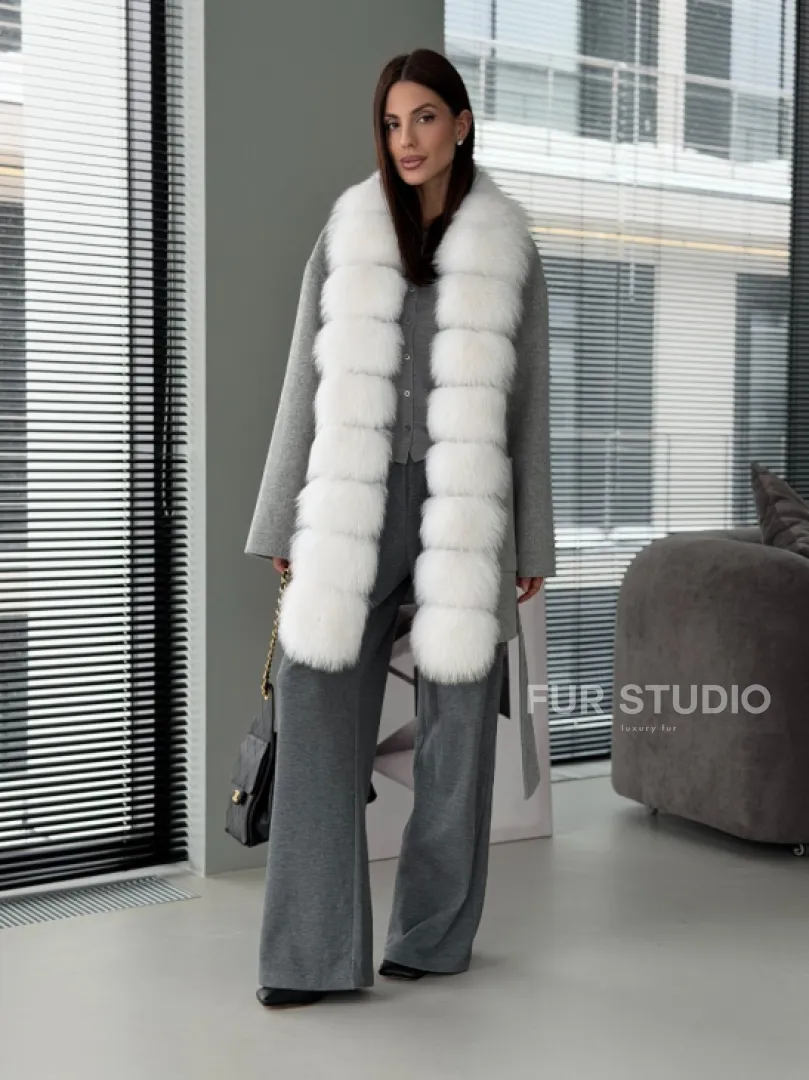 Серое пальто с меховым воротником - фото 14