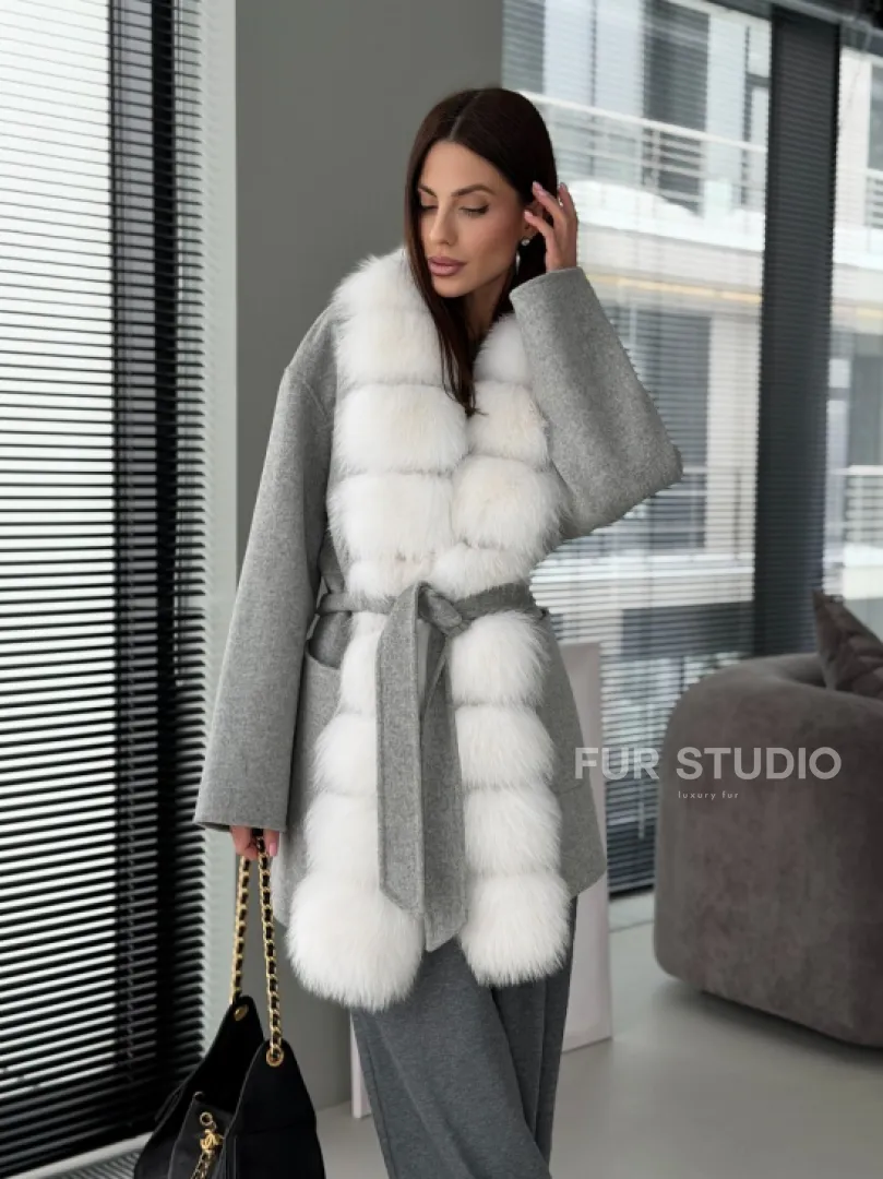 Серое пальто с меховым воротником - фото 18