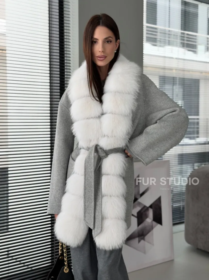 Серое пальто с меховым воротником - фото 0