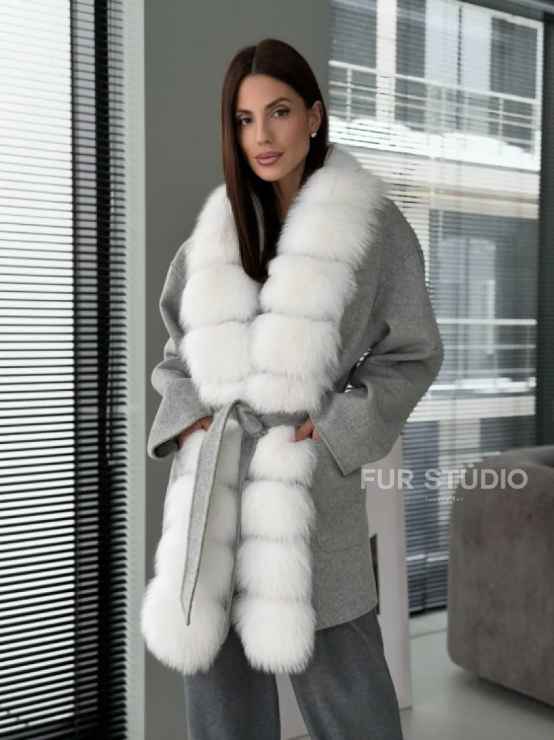 Серое пальто с меховым воротником - фото 17