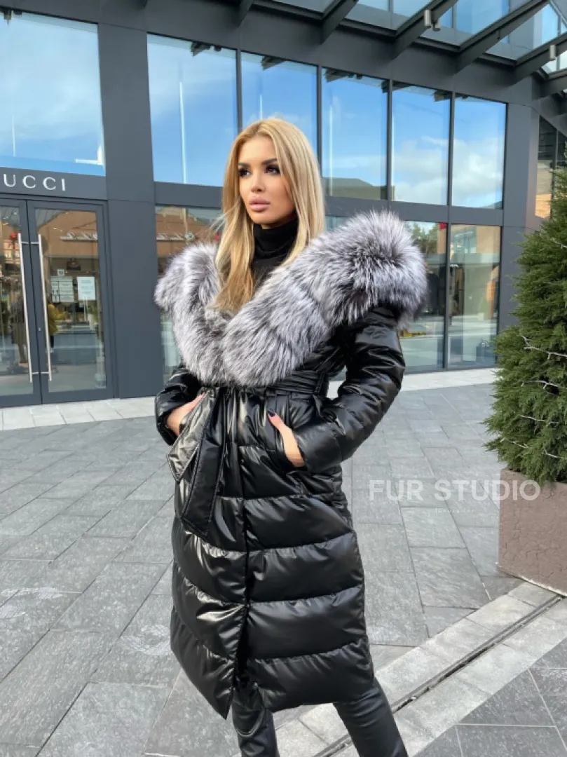 Чёрное пуховое пальто с меховым капюшоном