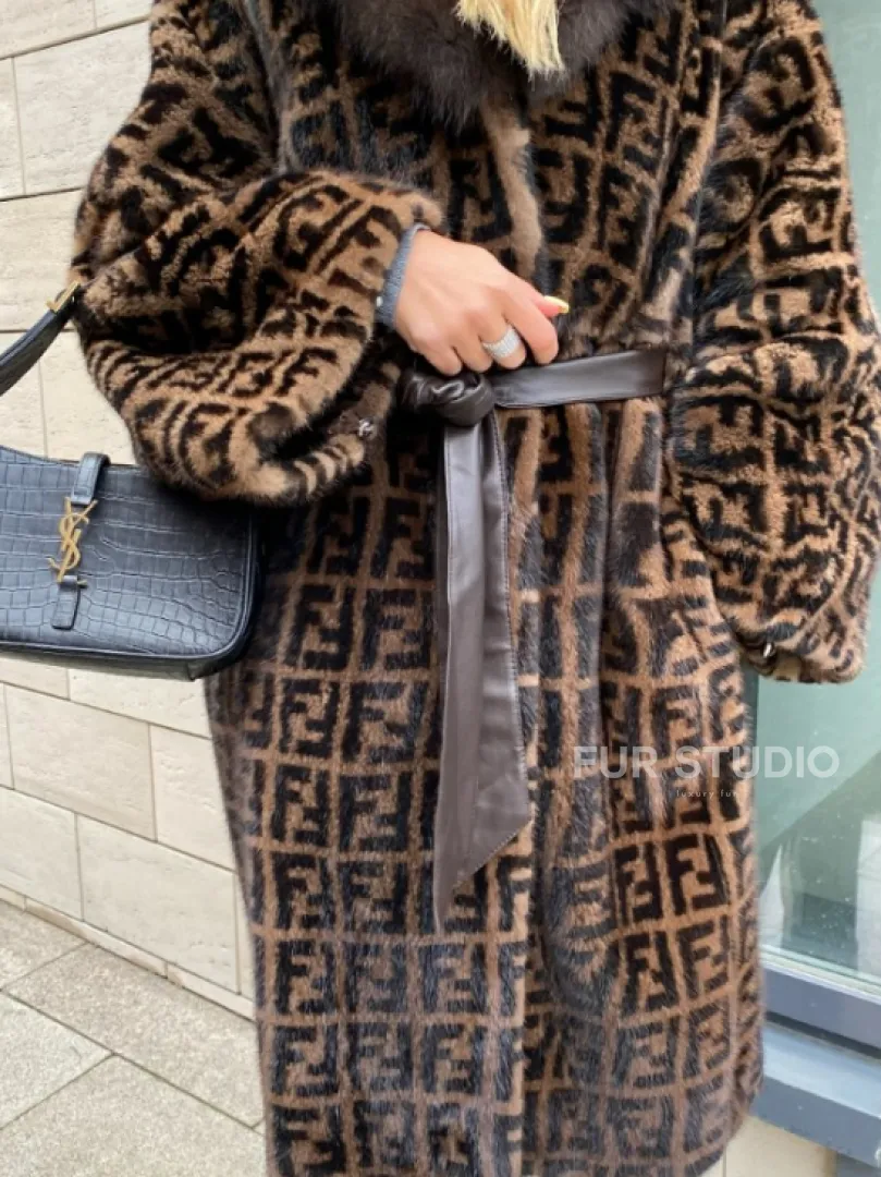 Шуба из меха аукционной норки с капюшоном из меха куницы - фото 1