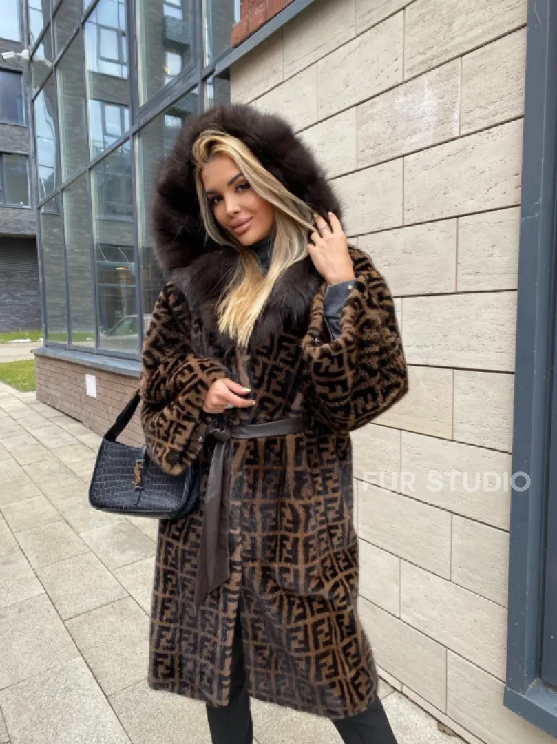 Шуба из меха аукционной норки с капюшоном из меха куницы - фото 3