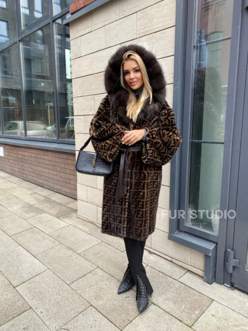 Шуба из меха аукционной норки с капюшоном из меха куницы - фото 2
