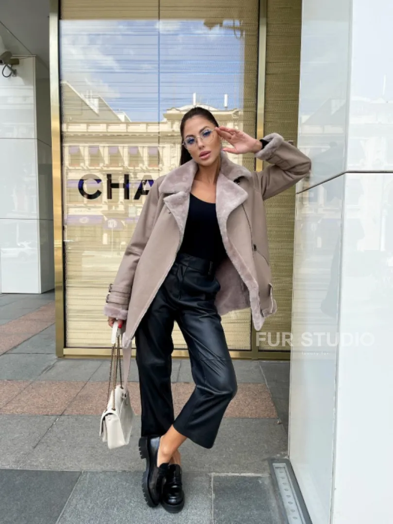 Авиатор дубленка из натуральной овчины в бежевом оттенке - фото 2