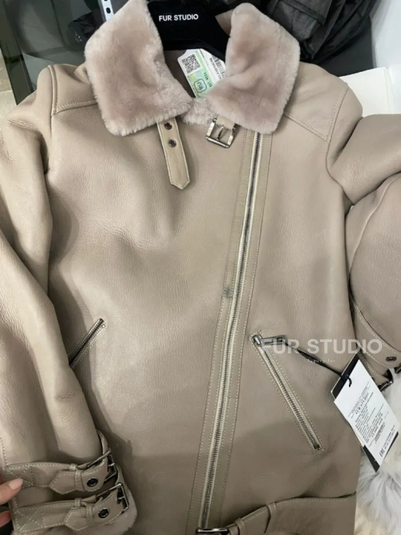 Авиатор дубленка из натуральной овчины в бежевом оттенке - фото 4